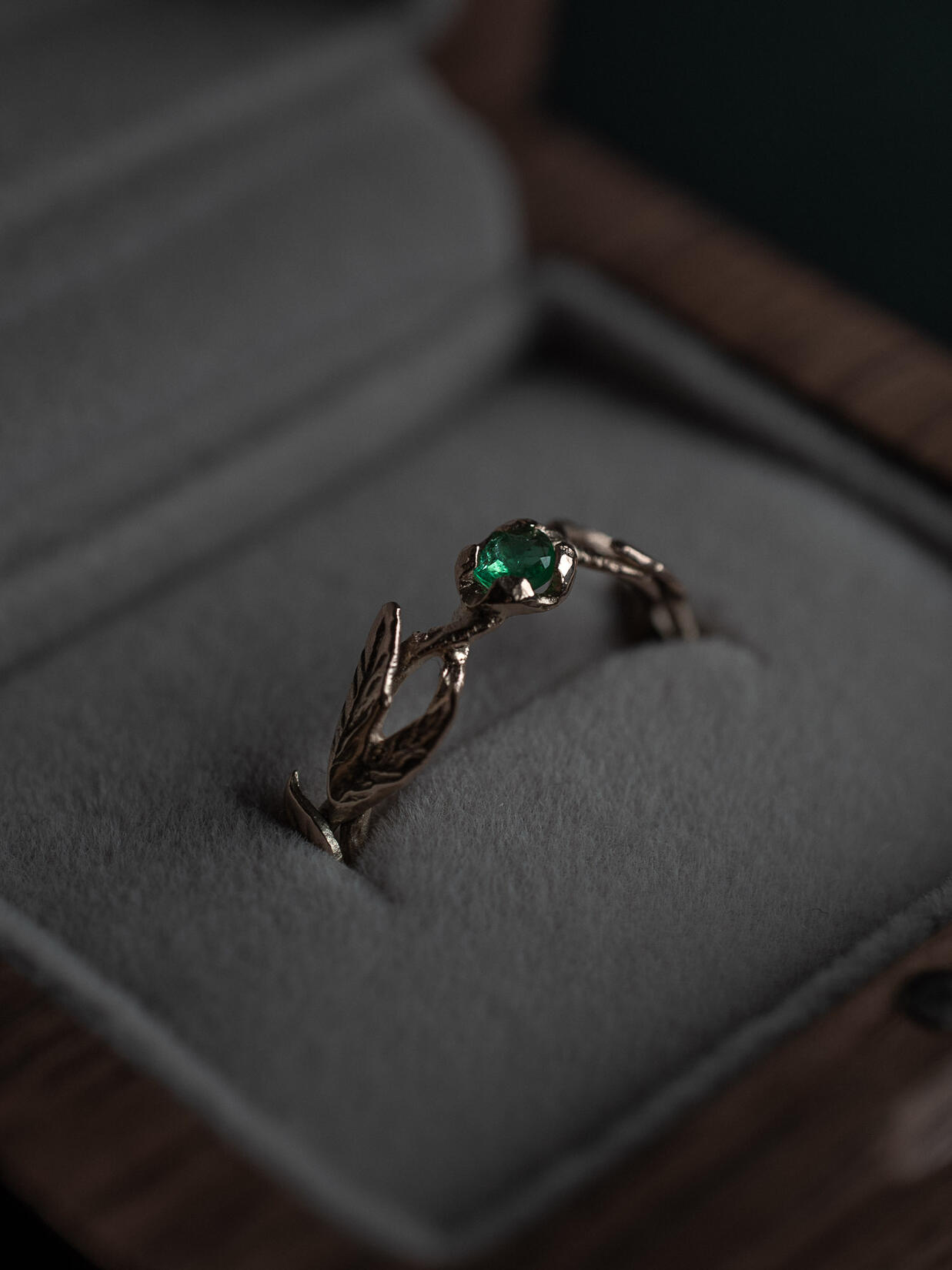 Golden Leaf-Ring with green emerald.