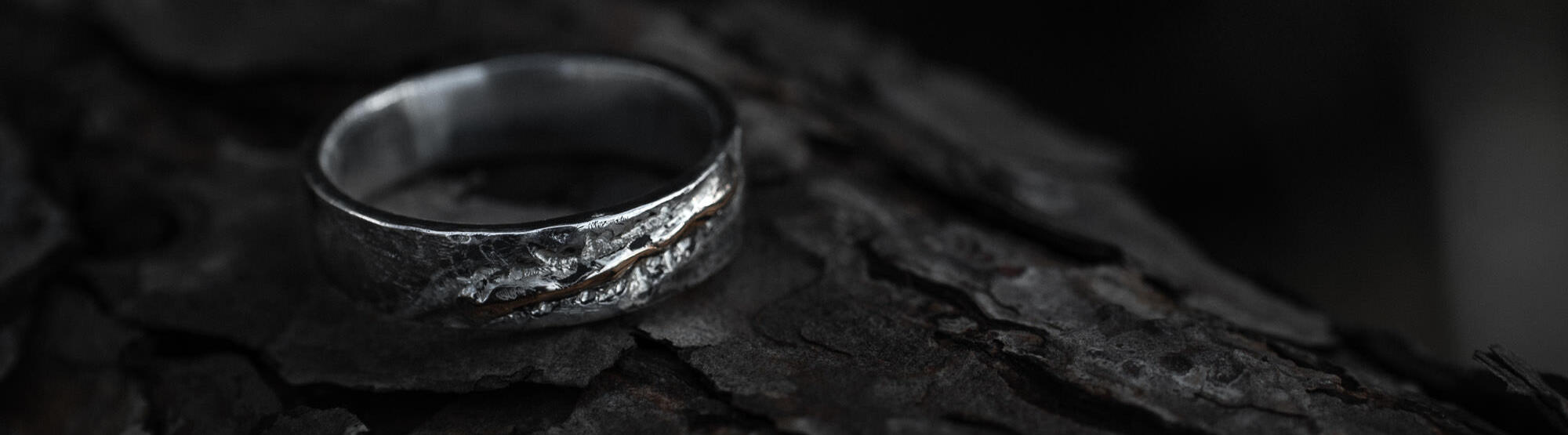 Veined Scar Ring Black Silver-Ring with gold lode